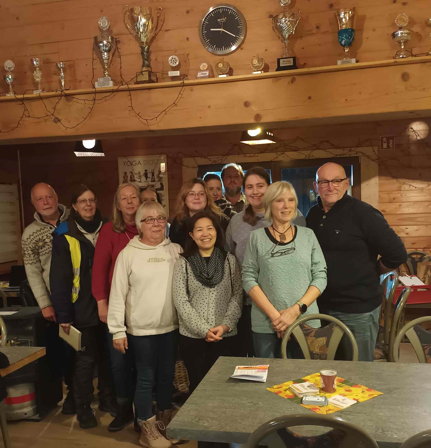 Foto der Ausbilderin Christine Bachem von einem Agility-Turnier am Sprung