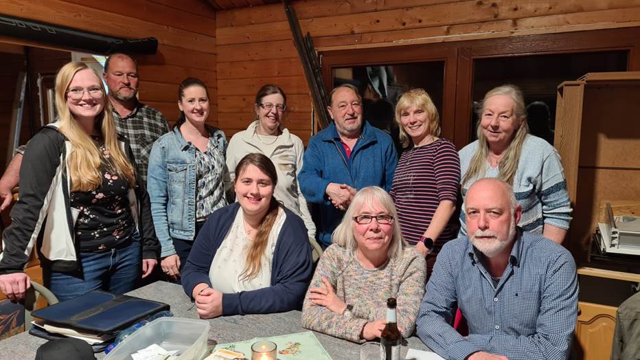 Ein Bild, das Kleidung, Person, Menschliches Gesicht, L�cheln enth�lt.

KI-generierte Inhalte k�nnen fehlerhaft sein.